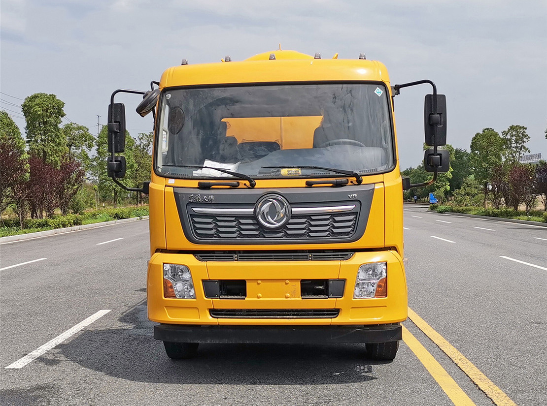 東風天錦15方清洗吸污車(一體罐外觀)